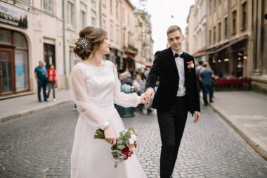 şehirde poz Düğün çifti