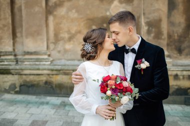 şehirde poz Düğün çifti