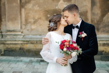 şehirde poz Düğün çifti