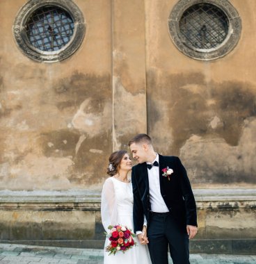 şehirde poz Düğün çifti