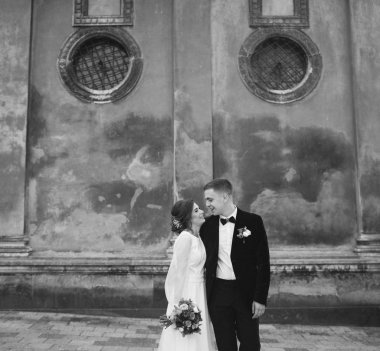 şehirde poz Düğün çifti