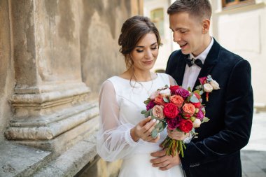 şehirde poz Düğün çifti