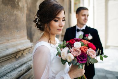 şehirde poz Düğün çifti