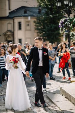 şehirde poz Düğün çifti