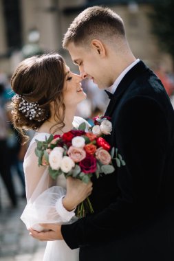 şehirde poz Düğün çifti