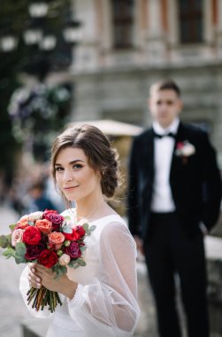 şehirde poz Düğün çifti