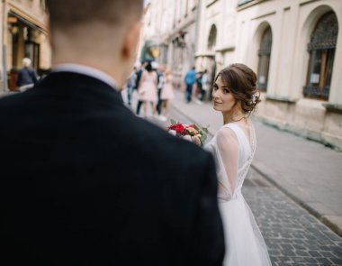 şehirde poz Düğün çifti