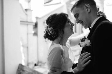 şehirde poz Düğün çifti