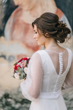 Gelin beyaz gelinlik içinde