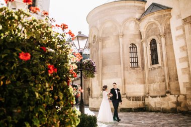 şehirde poz Düğün çifti