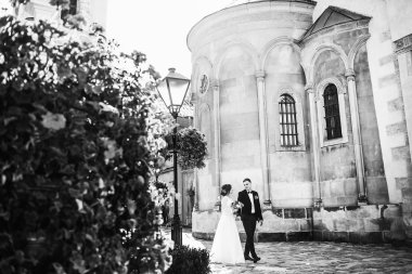 şehirde poz Düğün çifti