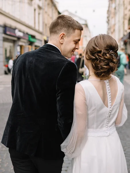 Pareja de boda posando en la ciudad — Foto de Stock