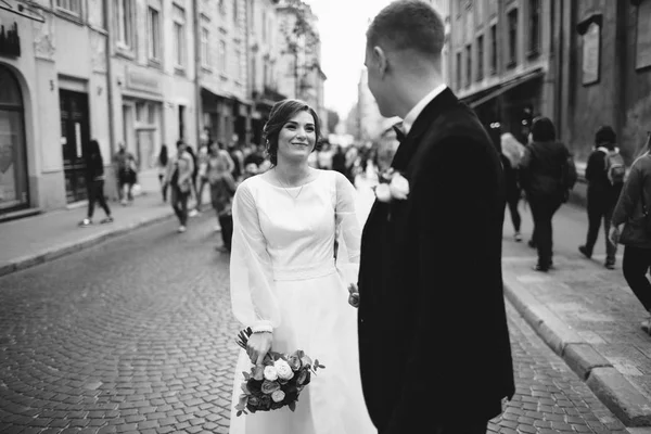 Hochzeitspaar posiert in der Stadt — Stockfoto