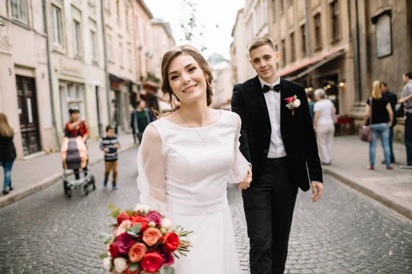 Pareja de boda posando en la ciudad —  Fotos de Stock