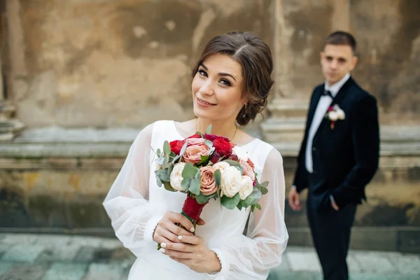 Pareja de boda posando en la ciudad —  Fotos de Stock