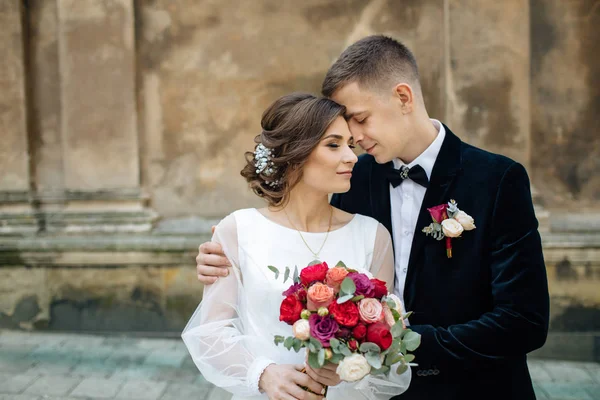 Matrimonio coppia posa in città — Foto Stock