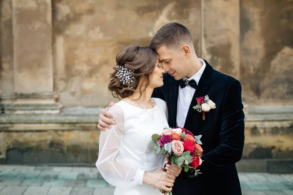 Pareja de boda posando en la ciudad —  Fotos de Stock