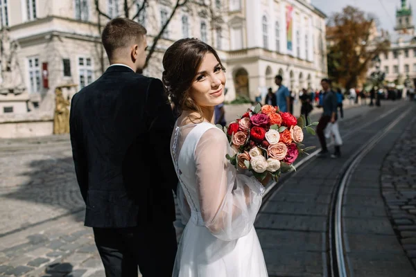 Весільна пара позує в місті — стокове фото