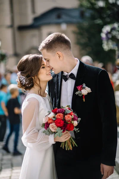 Matrimonio coppia posa in città — Foto Stock