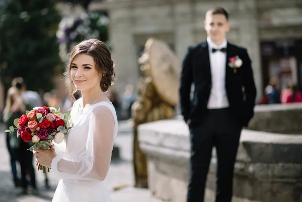 Matrimonio coppia posa in città — Foto Stock