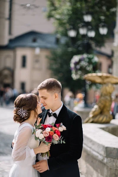 Matrimonio coppia posa in città — Foto Stock