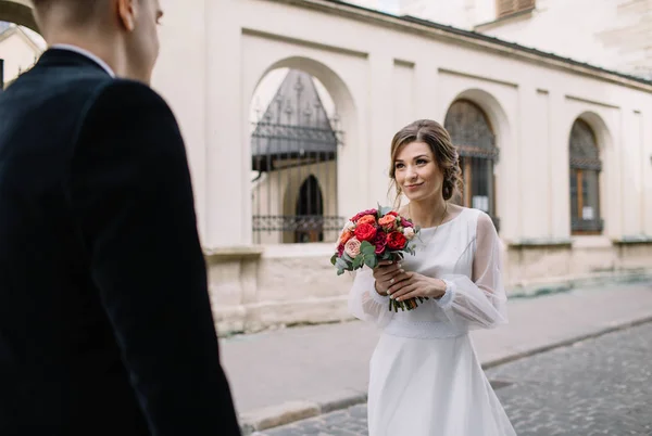 Pareja de boda posando en la ciudad —  Fotos de Stock