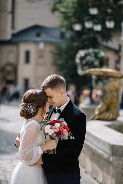 Весільна пара позує в місті — стокове фото