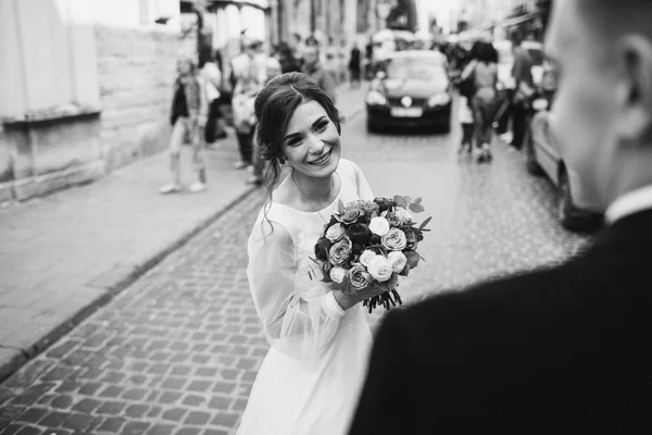 Hochzeitspaar posiert in der Stadt — Stockfoto