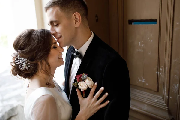 Casamento casal posando na cidade — Fotografia de Stock