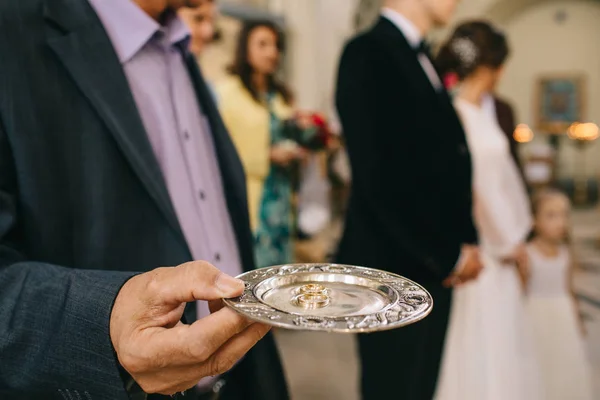 Mann mit Eheringen auf Teller — Stockfoto