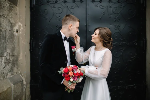 Pareja de boda posando en la ciudad —  Fotos de Stock