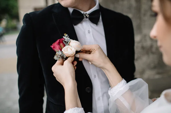 Wedding couple  posing in city — Stock Photo, Image