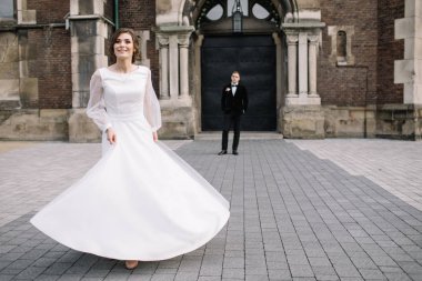 şehirde poz Düğün çifti