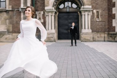 şehirde poz Düğün çifti