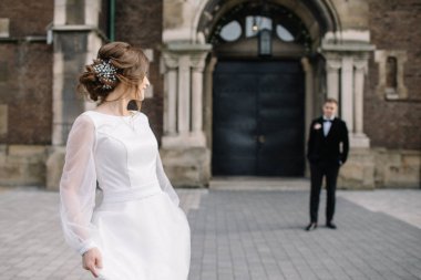 şehirde poz Düğün çifti