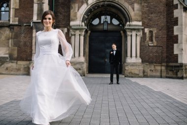 şehirde poz Düğün çifti