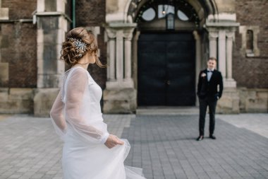 şehirde poz Düğün çifti