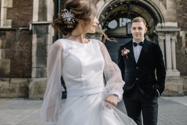 şehirde poz Düğün çifti