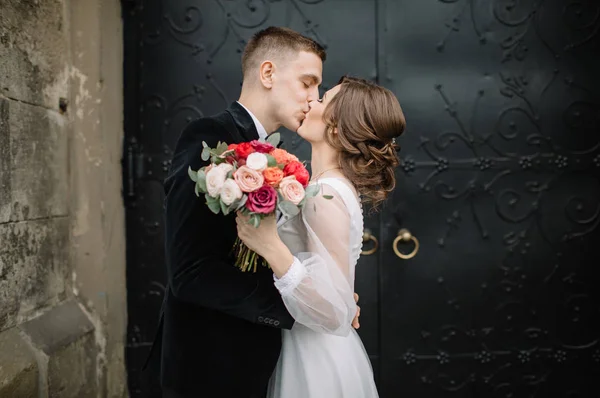 Pareja de boda posando en la ciudad —  Fotos de Stock