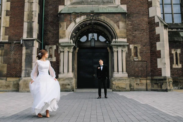 şehirde poz Düğün çifti