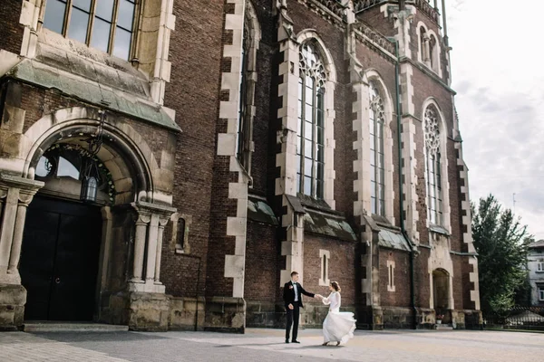 şehirde poz Düğün çifti