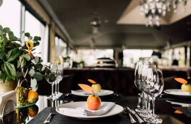 şık düğün Resepsiyon masa aranjmanı