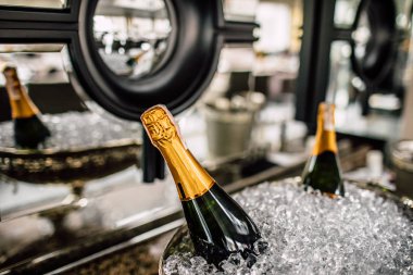 Bir kova buz ile şampanya şişeleri