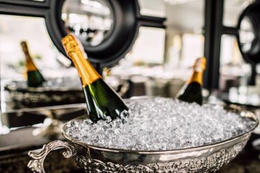 Bir kova buz ile şampanya şişeleri
