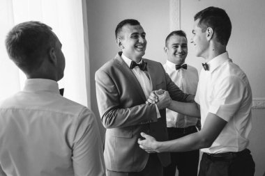 Şık sağdıç ve mutlu Damat Düğün töreni için sabah hazırlanıyor. 