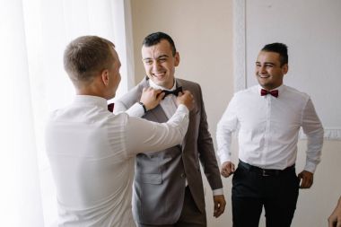 Şık sağdıç ve mutlu Damat Düğün töreni için sabah hazırlanıyor. 