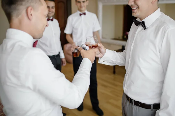 Γαμπρός και groomsmen του πίνοντας ουίσκι — Φωτογραφία Αρχείου