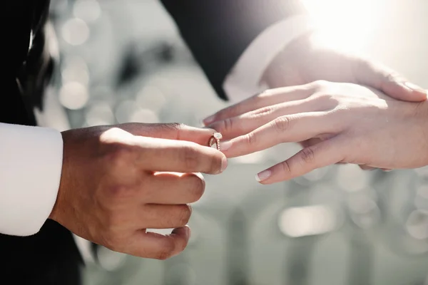 Novia y novio celebración de anillos de boda de oro — Foto de Stock