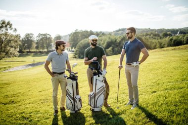 golf sahasında vakit arkadaşlar