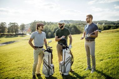 golf sahasında vakit arkadaşlar